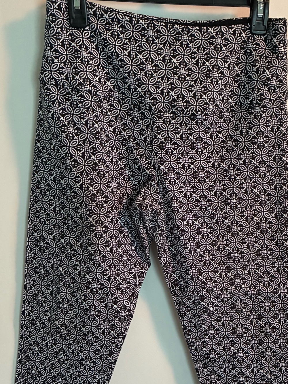 Adult leggings with black and white geometrical design